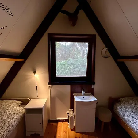 Cozy In In A Wooded Area *